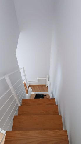 Escalera de madera con paredes blancas